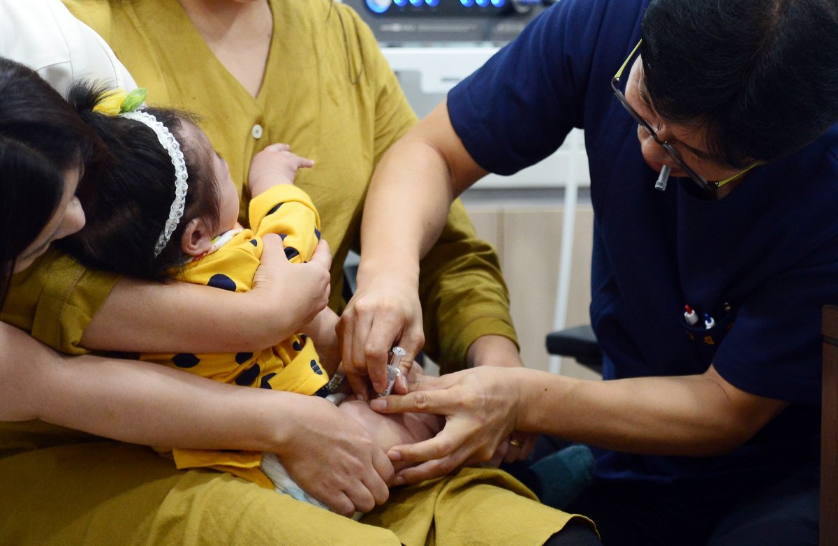 한 어린이병원에서 영아가 예방접종을 맞고 있다. (사진은 기사내용과 무관)/뉴스1