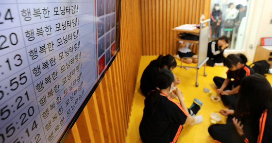 조식 시범 학교인 서울 은평구 선일여자중학교에서 학생들이 아침식사를 하는 모습. 아침 메뉴는 밥, 국이 아닌 와플이나 핫도그, 주먹밥 등의 간편식이다. /뉴스1