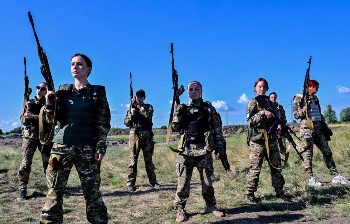 훈련을 받고 있는 우크라이나 여성들. @aleshadalin X(트위터) 캡처