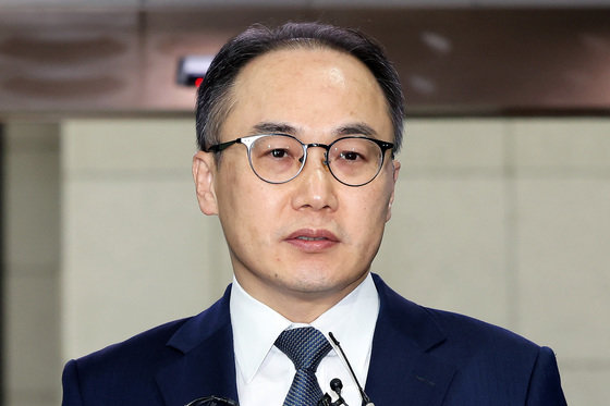 이원석 검찰총장이 9일 오후 서울 서초구 대검찰청을 나서며 이날 더불어민주당이 손준성 대구고검 차장검사와 이정섭 수원지검 2차장검사 등 검사 2명에 대한 탄핵소추안 발의한 것과 관련해 입장을 밝히고 있다. 2023.11.9. 뉴스1