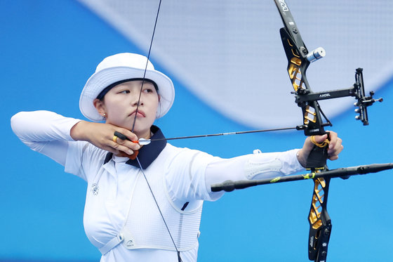 7일 오전 중국 항저우 푸양 인후 스포츠센터 양궁장에서 열린 2022 항저우 아시안게임 양궁 리커브 여자 개인전 결승에서 대한민국 임시현이 활시위를 당기고 있다. 임시현은 이날 경기에서 안산을 누르고 금메달 획득에 성공했다. 2023.10.7/뉴스1