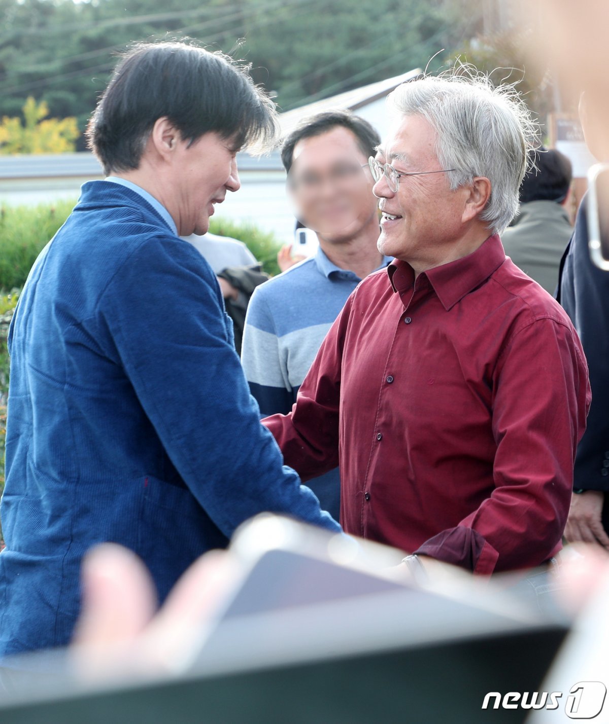 (양산=뉴스1) 윤일지 기자 = 조국 전 법무부 장관이 9일 오후 경남 양산시 하북면 평산책방에서 열린 ‘’디케의 눈물‘’ 작가 사인회에서 문재인 전 대통령과 대화를 하고 있다. 2023.11.9/뉴스1