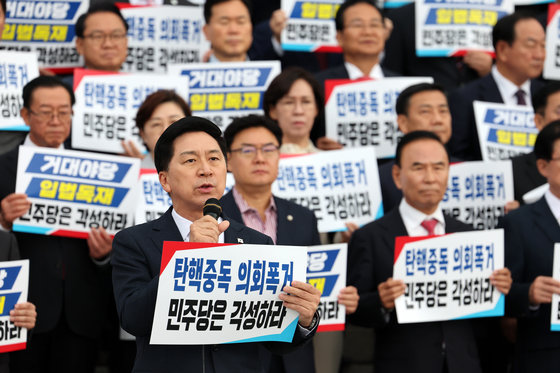 김기현 국민의힘 대표가 9일 오후 서울 여의도 국회 본청 앞 계단에서 열린 ‘탄핵 남발 더불어민주당 규탄대회’에서 규탄사를 하고 있다. 2023.11.9/뉴스1