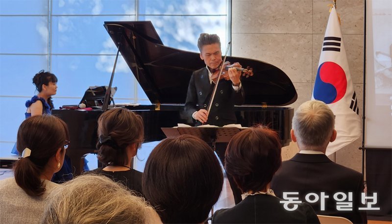 9일 일본 도쿄 주일 한국대사관저에서 열린 ‘한일 납북 피해자를 위한 음악회’에서 바이올리니스트 요시다 나오야, 피아니스트 
가와사키 메구미 씨가 연주하고 있다. 이날 음악회에는 고 아베 신조 전 일본 총리의 부인 아베 아키에 여사를 비롯해 일본 정계 
인사 배우자들이 참석했다. 도쿄=이상훈 특파원 sanghun@donga.com