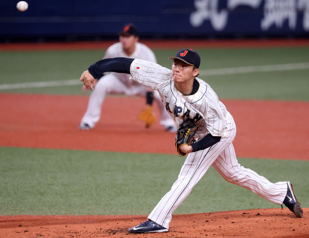 6일 오후 일본 오사카 교세라 돔에서 열린 일본 WBC 대표팀과 일본 프로야구 한신 타이거스의 경기, 일본 대표팀 야마모토 요시노부가 선발 등판해 1회말 힘차게 공을 던지고 있다. 2023.3.6/뉴스1