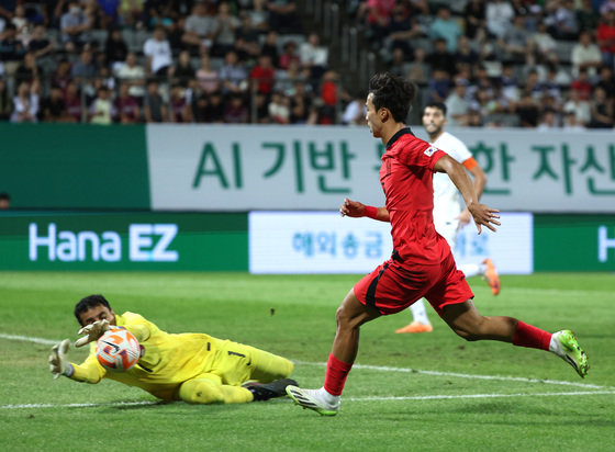 6일 오후 경남 창원시 창원축구센터에서 열린 아시아축구연맹(AFC) 23세 이하(U23) 아시안컵 예선 B조 조별리그 대한민국과 카타르의 경기에서 엄지성이 돌파를 시도하고 있다. 2023.9.6 뉴스1