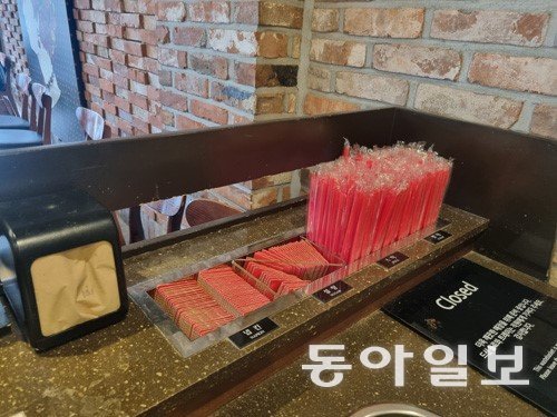 서울 시내 한 카페에 플라스틱 빨대와 종이 홀더가 꽂혀있는 모습. 동아일보DB