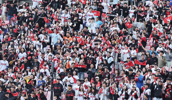 5일 오후 경기도 수원시 장안구 수원KT위즈파크에서 열린 프로야구 ‘2023 신한은행 SOL KBO 포스트시즌’ 플레이오프 5차전 kt 위즈와 NC 다이노스의 경기를 찾은 kt 팬들이 열띤 응원을 하고 있다. 2023.11.5 뉴스1