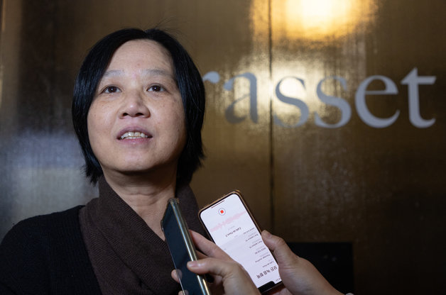 9일 오후(현지시간) 프랑스 파리 그라세(Grasset)출판사에서 마련한 한강의 ‘작별하지 않는다’ 메디치 외국문학상 수상 기념 축하 칵테일 파티에 참석한 최경란 번역가가 한국 특파원단과 인터뷰를 하고 있다. 2023.11.10/뉴스1