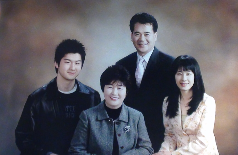 10여 년 전에 찍은 가족사진.  그 사이 자녀들은 모두 가정을 이뤘고 부인은 일산에서 아들네 가족과 함께 산다. 조동근 씨 제공