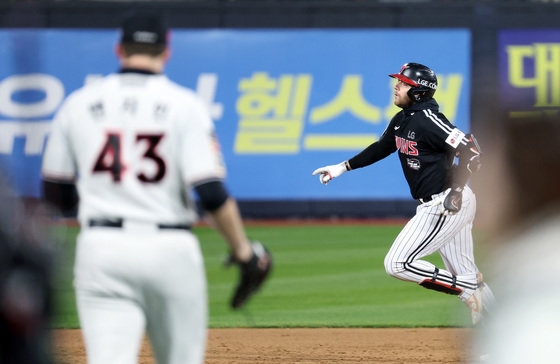 10일 오후 경기도 수원시 장안구 조원동 수원KT위즈파크에서 열린 프로야구 ‘2023 신한은행 SOL KBO 포스트시즌’ 한국시리즈 3차전 kt 위즈와 LG 트윈스의 경기, 3회초 2사 2,3루 LG 오스틴이 스리런 홈런을 쏘아올린 뒤 그라운드를 돌고 있다. 2023.11.10/뉴스1