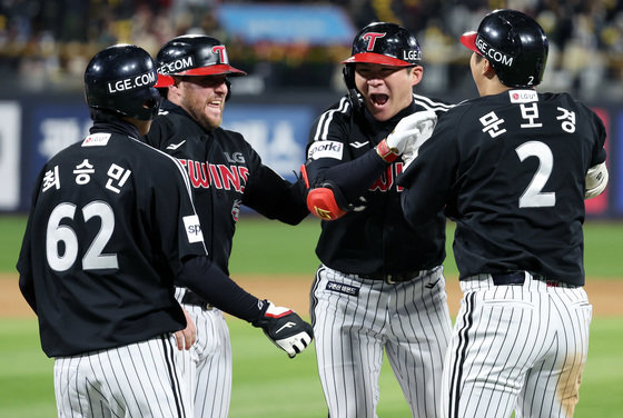 10일 오후 경기도 수원시 장안구 조원동 수원KT위즈파크에서 열린 프로야구 ‘2023 신한은행 SOL KBO 포스트시즌’ 한국시리즈 3차전 kt 위즈와 LG 트윈스의 경기, 9회초 2사 1,2루 LG 오지환이 역전 스리런홈런을 쏘아올린 뒤 동료들과 기쁨을 나누고 있다. 2023.11.10. 뉴스1