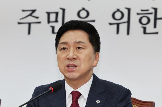 김기현 국민의힘 대표가 6일 오전 서울 여의도 국회에서 열린 최고위원회의에서 모두발언을 하고 있다. 2023.11.6. 뉴스1