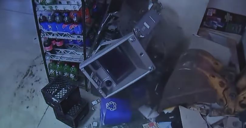 미국 캘리포니아주 오클랜드의 한 가게로 굴삭기를 몰고 들이닥쳐 ATM기를 훔쳐 가려는 강도들. 인스타그램 @dionlimtv