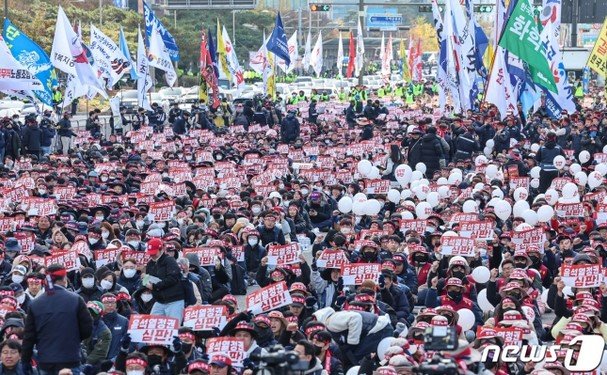한국노동조합총연맹 조합원들이 11일 오후 서울 영등포구 여의대로에서 열린 전국노동자대회에서 정부에 노조 탄압을 즉각 중단할 것을 촉구하고 있다. 뉴스1