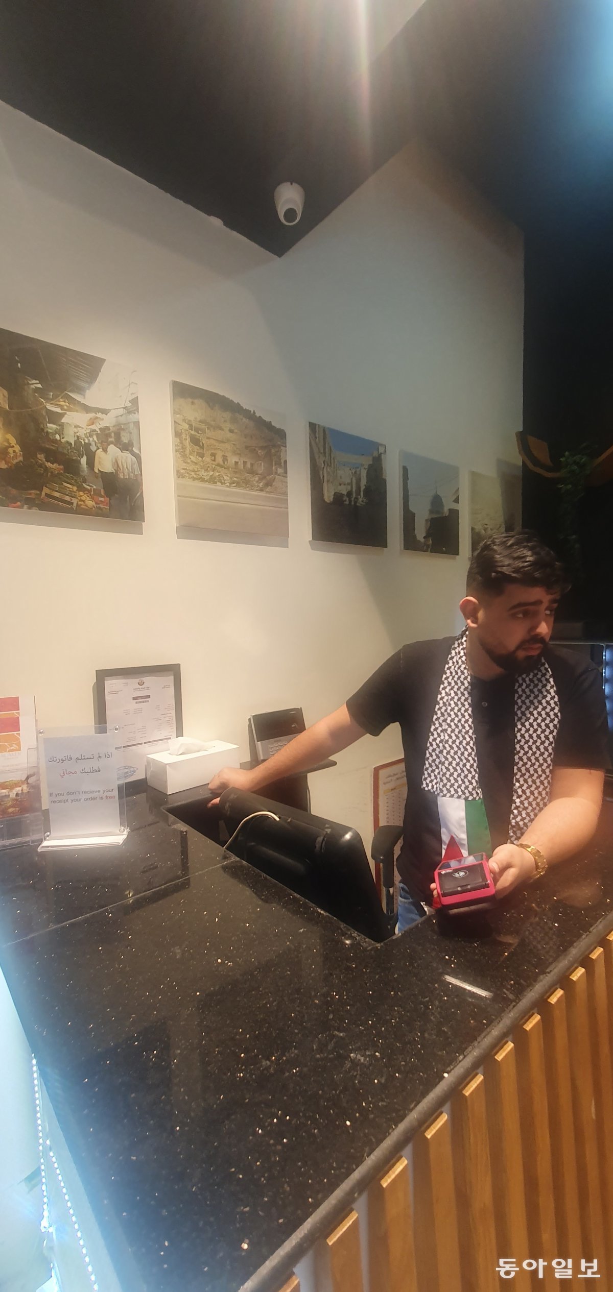 팔레스타인 저항의 상징인 흰색 바탕의 검은색 체크무늬 케피예를 두른 도하 수크 와키프의 한 베이커리 카페 직원. 도하=이세형 기자