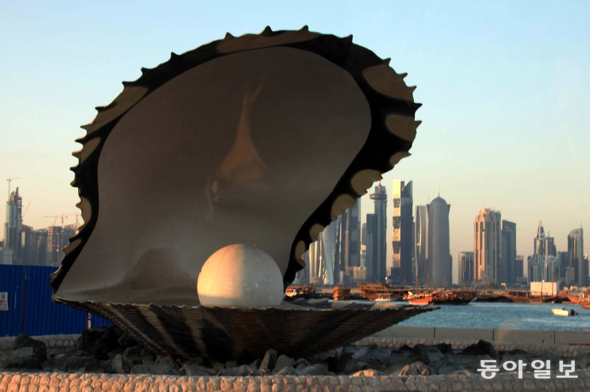 카타르 도하 해변 도로에 있는 ‘진주 조개 기념물’ 뒤로 보이는 도심. 카타르에선 지난달 7일 하마스의 공격으로 시작된 ‘가자지구 전쟁’ 관련 인질 석방과 휴전 협상이 진행되고 있다. 동아일보 DB