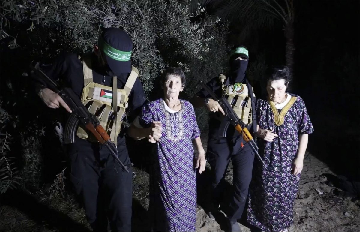 팔레스타인 무장정파 하마스 대원들이 지난달 23일 납치했던 이스라엘 여성 요체베드 리프시츠 씨(왼쪽에서 두 번째)와 누리트 쿠퍼 씨(오른쪽)를 23일 석방하고 있다. 하마스는 20일에 처음 인질을 석방했고 이날 두 번째로 두 여성을 풀어줬다. 두 번의 인질 석방 모두 카타르의 중재를 통해 이뤄졌다. 하마스 텔레그램 캡처 AP 뉴시스