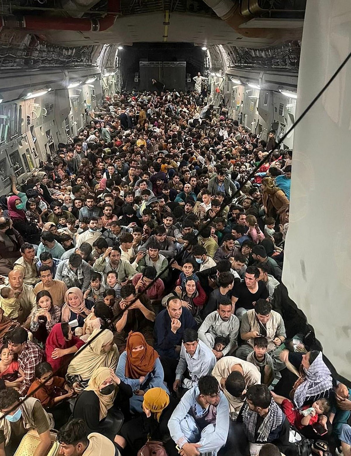 2021년 8월15일 아프간 수도 카불에서 카타르로 향하는 미군 C-17 수송기에 수백 명이 빽빽하게 들어차 있다. 이 비행기의 탑승 정원은 200명이지만 탈레반이 장악한 아프간을 탈출하려는 사람이 몰리면서 3배가 넘는 640명이 탔었다. 트위터