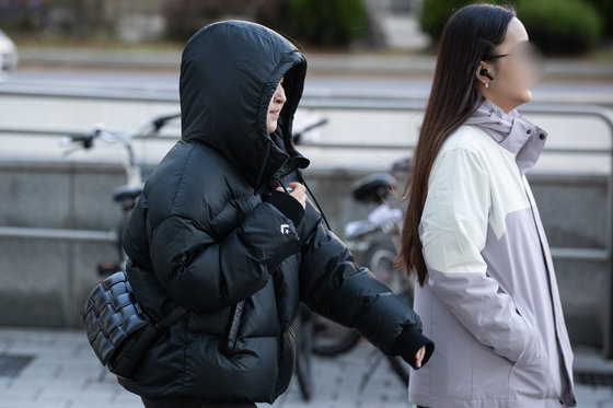 초겨울 날씨를 보인 10일 서울 잠실역사거리 일대에서 두터운 옷차림의 시민들이 발걸음을 옮기고 있다. 기상청은 중부 내륙에서 기온이 영하권으로 떨어지는 곳이 있어 서리가 내리거나 얼음이 어는 곳이 있겠다고 밝혔다. 2023.11.10/뉴스1