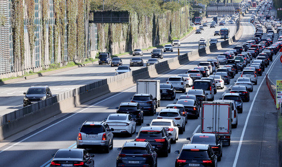 추석 연휴 닷새째를 맞은 2일 오후 서울 서초구 경부고속도로 잠원IC 구간에 교통량이 늘어나면서 차량들이 거북이 운행을 하고 있다. 2023.10.2/뉴스1