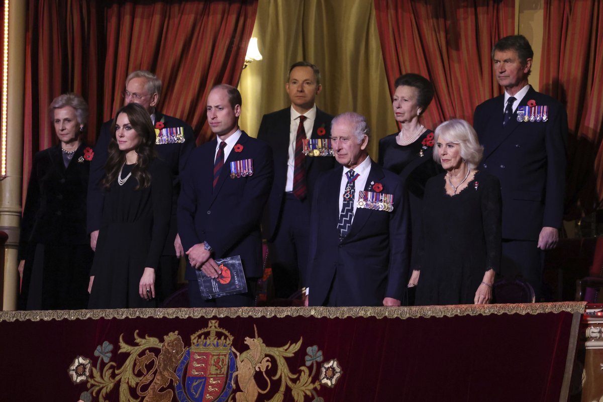 찰스 3세 영국 국왕(오른쪽 사진 가운데)을 비롯한 왕실 인사들도 이 행사에 참석해 공연을 관람했다. 런던=AP 뉴시스