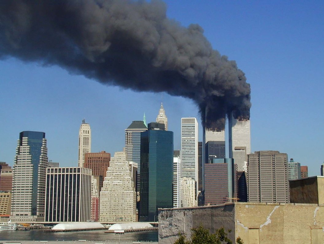 2011년 9.11 테러 당시 항공기와 충돌로 불타고 있는 옛 세계무역센터. 9.11 테러를 계기로 미국은 대대적인 정보기관 개혁에 착수했다. 위키피디아