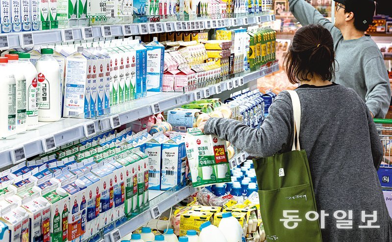 이달 서울 서초구 하나로마트 양재점에서 소비자가 우유를 고르고 있다. 12일 통계청 국가통계포털(KOSIS)에 따르면 지난달 우유 물가는 1년 전보다 14.3% 상승했다. 정부는 최근 우유를 포함한 9개 가공식품에 품목별 담당자를 지정하고 물가 관리에 나섰다. 동아일보DB