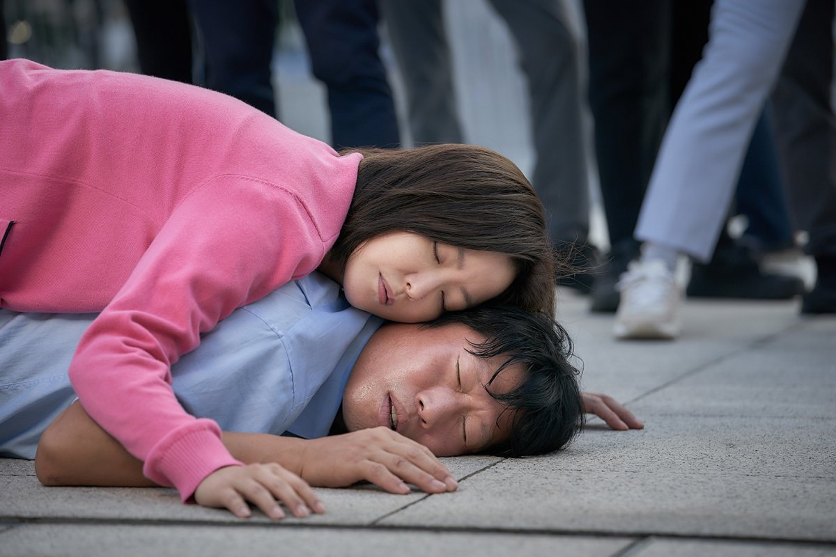 영화 ‘달짝지근해: 7510’에서 치호(유해진)가 기절한 일영(김희선)을 업고 달려가다가 쓰러진 장면. 마인드마크 제공
