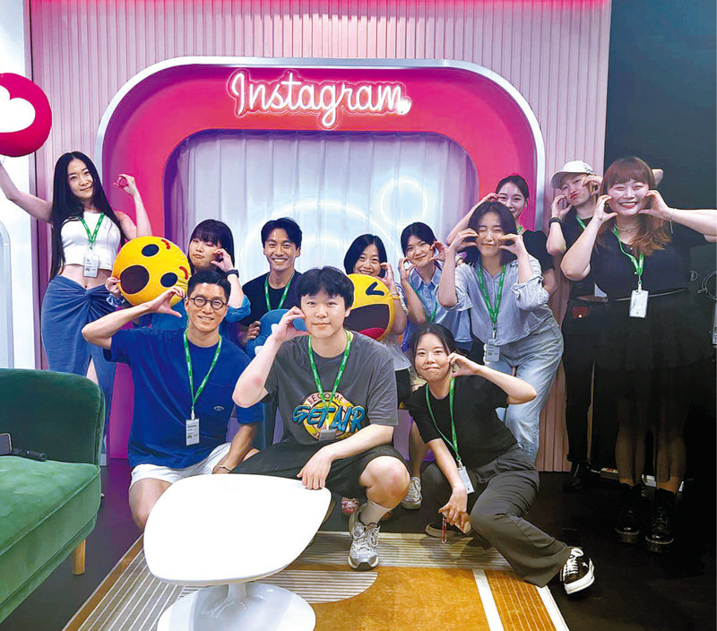 올해 7월 LG유플러스 와이낫 부스터스 캠페인에 참여한 크리에이터들이 서울 강남구 메타코리아 본사 내 촬영 스튜디오에서 기념 촬영을 하고 있다. 메타코리아 제공