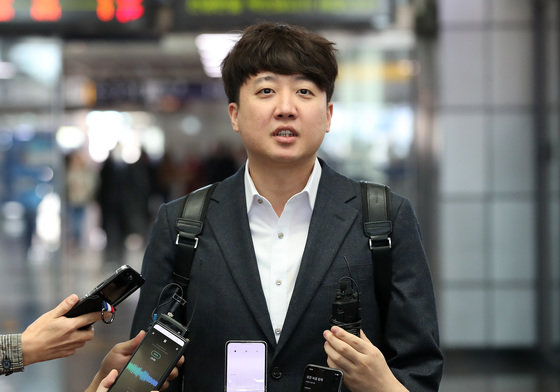 이준석 국민의힘 전 대표가 9일 오전 대구를 찾아 동대구역 2맞이방에서 취재진 질문에 답하고 있다. 2023.11.9 뉴스1