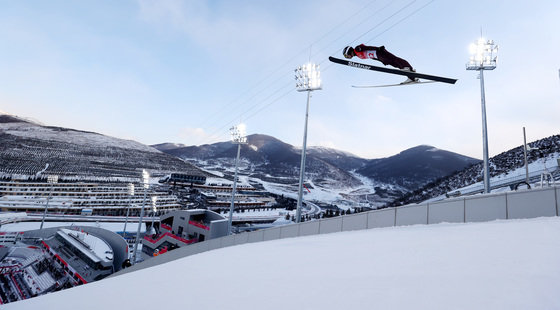 15일 오후 중국 장자커우 국립 스키점프 센터에서 2022 베이징 동계올림픽 노르딕 복합 개인전 라지힐 10km 경기가 진행되고 있다. 2022.2.15/뉴스1 ⓒ News1
