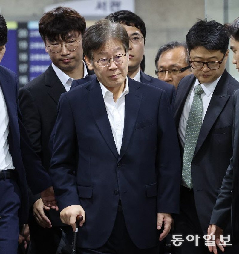 2023년 9월 26일 오후 7시 52분경 구속영장 실질심사를 마친 더불어민주당 이재명 대표가 서울 서초구 서울중앙지법에서 지팡이를 짚은 채 나오고 있다. 박형기 기자 oneshot@donga.com