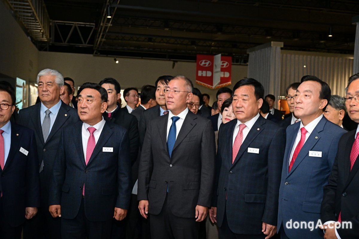 현대차그룹 정의선 회장을 비롯한 주요 관계자들이 울산 EV 전용공장 기공식 맞아 진행되는 헤리티지 전시를 관람하고 있는 모습