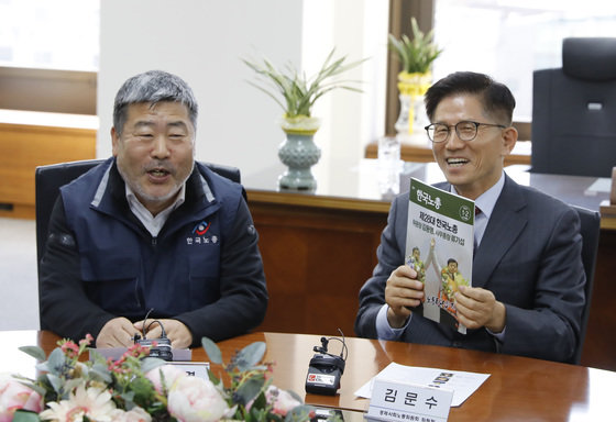 김문수 경사노위 위원장(오른쪽)이 21일 서울 종로구 경제사회노동위원회(경사노위)를 찾은 김동명 한국노총 위원장과 대화 중 월간 한국노총을 들어 보이고 있다. (공동취재) 2023.2.21 뉴스1