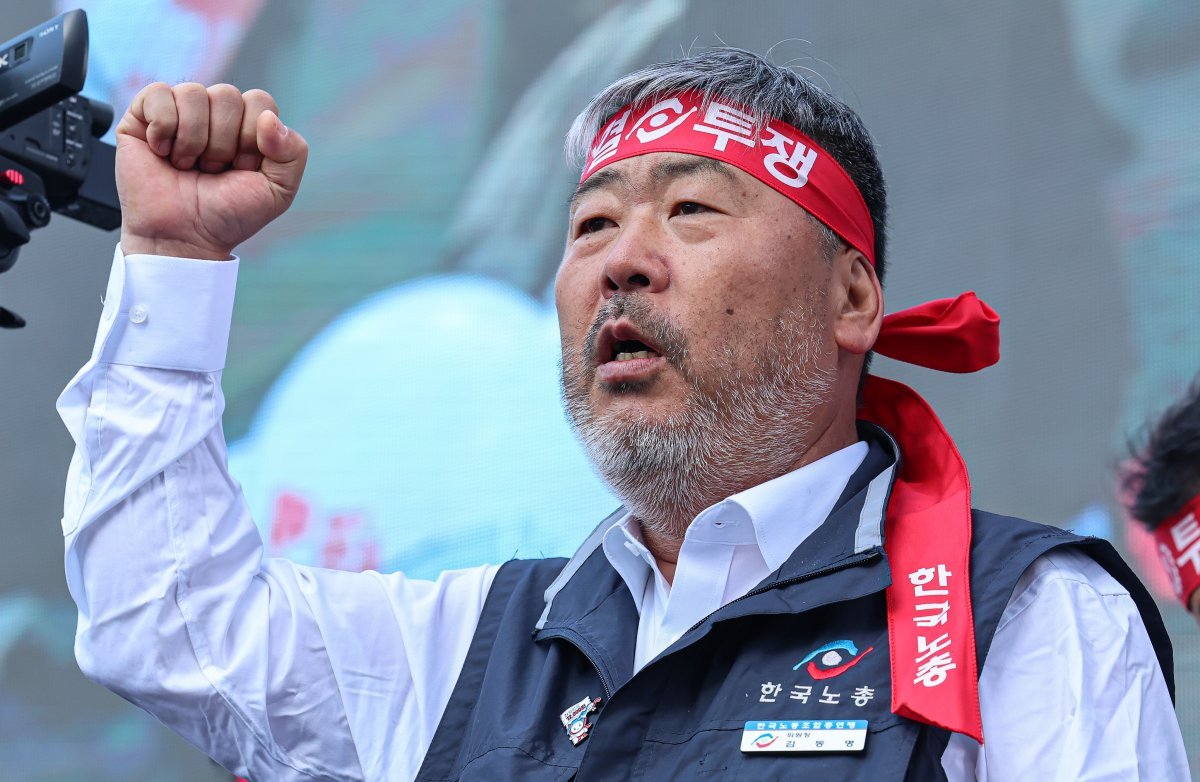 김동명 한국노동조합총연맹 위원장이 11일 오후 서울 영등포구 여의대로에서 열린 전국노동자대회에서 구호를 외치고 있다. 2023.11.11. 뉴스1