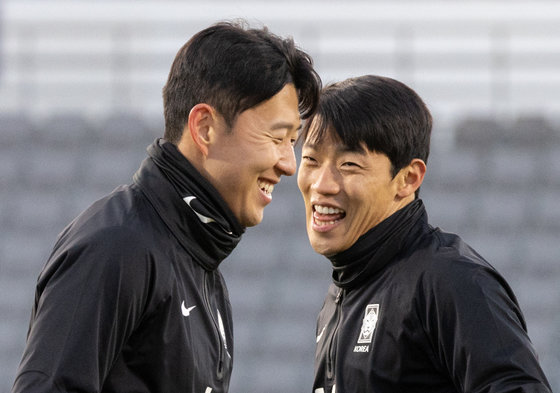 대한민국 축구대표팀 손흥민·황희찬이 13일 오후 서울 양천구 목동운동장에서 2026 국제축구연맹(FIFA) 북중미 월드컵 아시아 지역 2차 예선을 앞두고 훈련을 하고 있다. 클린스만호는 오는 16일 서울월드컵경기장에서 싱가포르, 21일 중국 선전 유니버시아드 스포츠센터에서 중국과 경기를 치를 예정이다. 2023.11.13 뉴스1