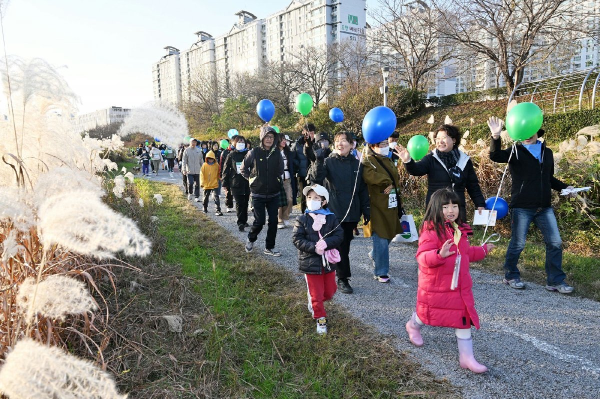 광주 서구는 11일 광주천 일대에서 가족돌봄청년에게 희망을 주고 행복한 삶을 지원하기 위해 ‘함께 서구, 오∼! 잇길 걷기대회’를 개최했다.  광주 서구 제공