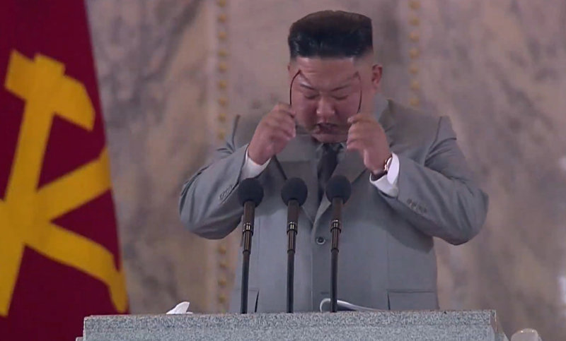 1000만 원대의 IWC(빨간 원)를 착용한 김정은 북한 국무위원장이 202년 노동당 창건 75주년 기념 열병식 연설 도중 눈물을 닦고 있는 모습. 노동신문 뉴스1