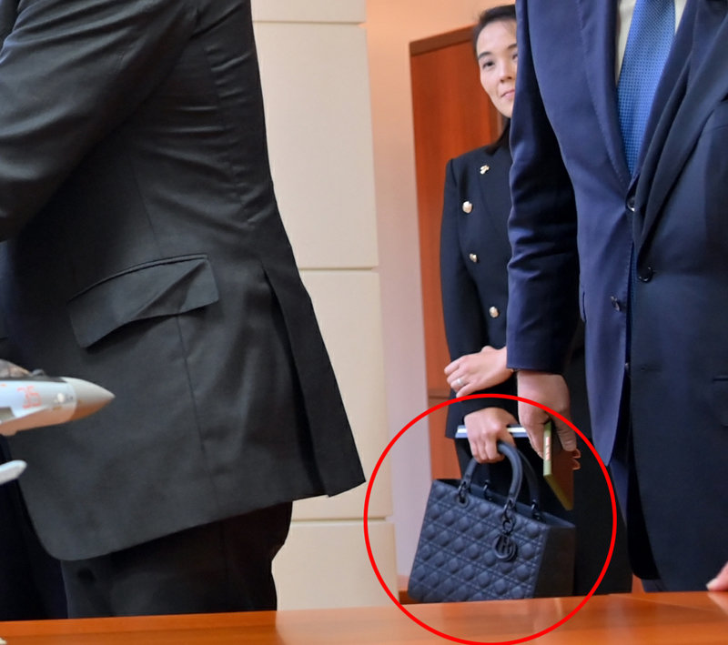 올해 9월 러시아 유리 가가린 전투기공장에서 김 위원장의 여동생인 김여정 노동당 부부장이 900만 원대 크리찬 디올 핸드백(빨간 원)을 든 모습이 포착됐다. 노동신문 뉴스1