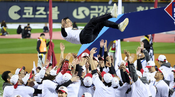 13일 오후 서울 송파구 잠실야구장에서 열린 프로야구 ‘2023 신한은행 SOL KBO 포스트시즌’ 한국시리즈 5차전 LG 트윈스와 kt 위즈의 경기에서 LG 트윈스가 6대2로 승리하며 우승을 차지했다. 구광모 LG 그룹 회장이 선수들에게 헹가래를 받고 있다. 2023.11.13 뉴스1