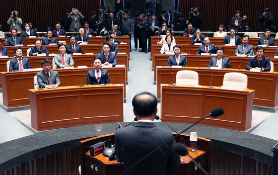 김기현 국민의힘 대표 등이 13일 오후 서울 여의도 국회에서 열린 의원총회에서 윤재옥 원내대표의 발언을 듣고 있다. 2023.11.13 뉴스1