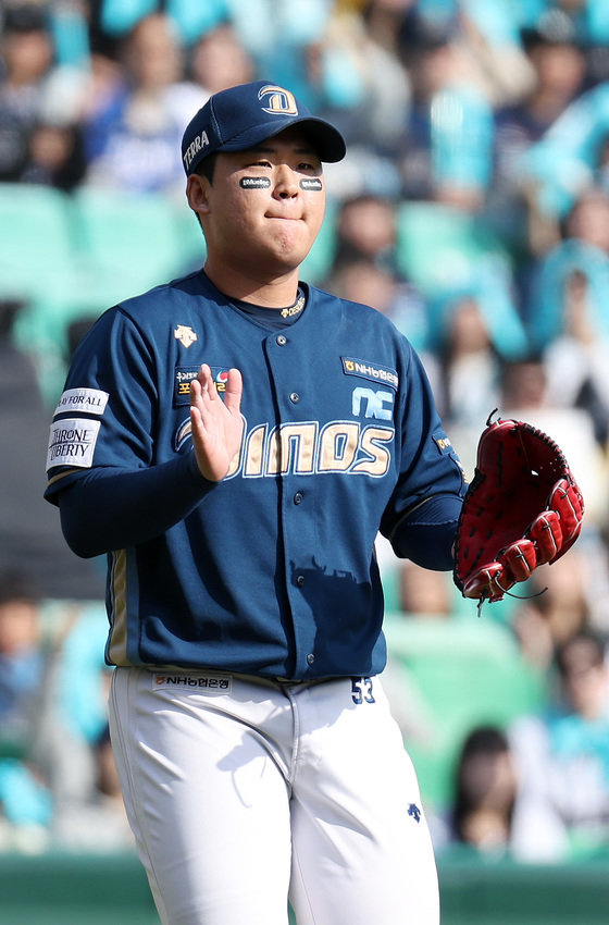 22일 오후 인천 미추홀구 문학동 SSG랜더스필드에서 열린 프로야구 ‘2023 신한은행 SOL KBO 포스트시즌’ 준플레이오프 1차전 NC 다이노스와 SSG 랜더스의 경기, 삼자범퇴로 2회말까지 무실점 순항중인 NC 선발투수 신민혁이 손뼉치며 더그아웃으로 향하고 있다. 2023.10.22 뉴스1