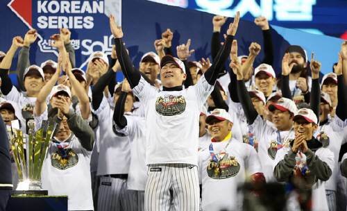 13일 오후 서울 송파구 잠실야구장에서 열린 프로야구 ‘2023 신한은행 SOL KBO 포스트시즌’ 한국시리즈 5차전 LG 트윈스와 kt 위즈의 경기에서 LG 트윈스가 6대2로 승리하며 우승을 차지했다. LG 주장 오지환이 시상식에서 한국시리즈 MVP에 선정된 뒤 환호하고 있다. 뉴스1