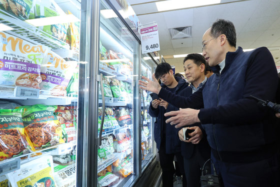 추경호 경제부총리 겸 기획재정부 장관이 14일 오후 서울 용산구 이마트 용산점을 방문, 물가점검을 하고 있다. (공동취재) 2023.11.14/뉴스1