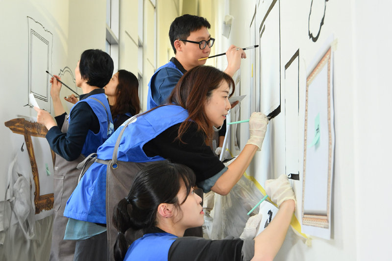 삼성은 14일 경기 화성시 삼성전자 부품연구동(DSR)에서 ‘나눔의 날’ 행사를 열고 1일부터 2주간 진행된 ‘나눔위크’를 
마무리했다고 밝혔다. 사진은 삼성물산 패션부문 임직원들이 8일 서울 강남장애인복지관에서 벽화 그리기 봉사활동을 펼치는 모습. 삼성
 제공