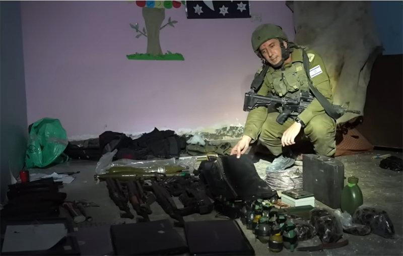 “이게 하마스 무기” 병원 영상 공개 이스라엘군이 13일 가자지구 내 란티시 병원에서 하마스가 사용한 것으로 추정되는 총기, 폭탄 등 테러 관련 증거를 확보했다며 영상을 공개했다. IDF 유튜브 캡처