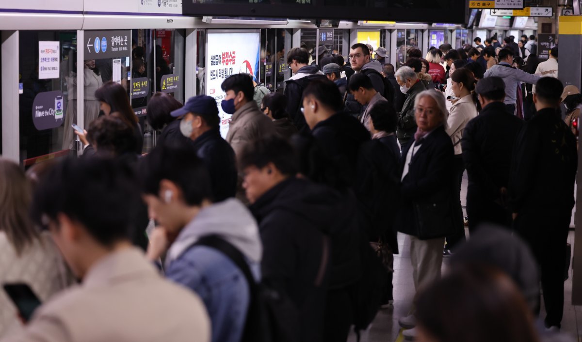 11월 10일 서울 중구 서울역 1호선 승강장에서 시민들이 열차를 기다리고 있다. 노조는 지난 11월 8일 임금·단체협약 협상이 결렬됨에 따라 11일 9일 오전 9시부터 10일 오후 6시까지 파업에 돌입했다. 2023.11.10/뉴스1