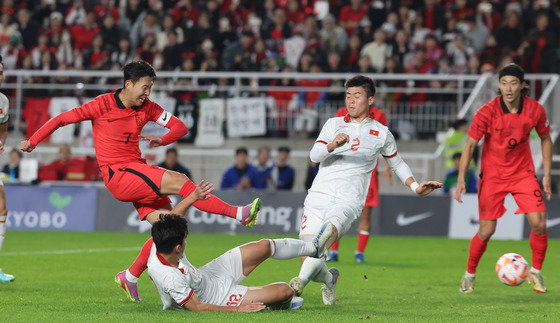 17일 오후 경기 수원시 팔달구 수원월드컵경기장에서 열린 축구 국가대표 평가전 대한민국과 베트남의 경기, 손흥민이 슛을해 팀의 네번째 득점을 하고 있다. 2023.10.17 뉴스1