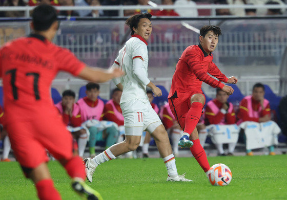 17일 오후 경기 수원시 팔달구 수원월드컵경기장에서 열린 축구 국가대표 평가전 대한민국과 베트남의 경기, 이강인이 패스를 하고 있다. 2023.10.17 뉴스1